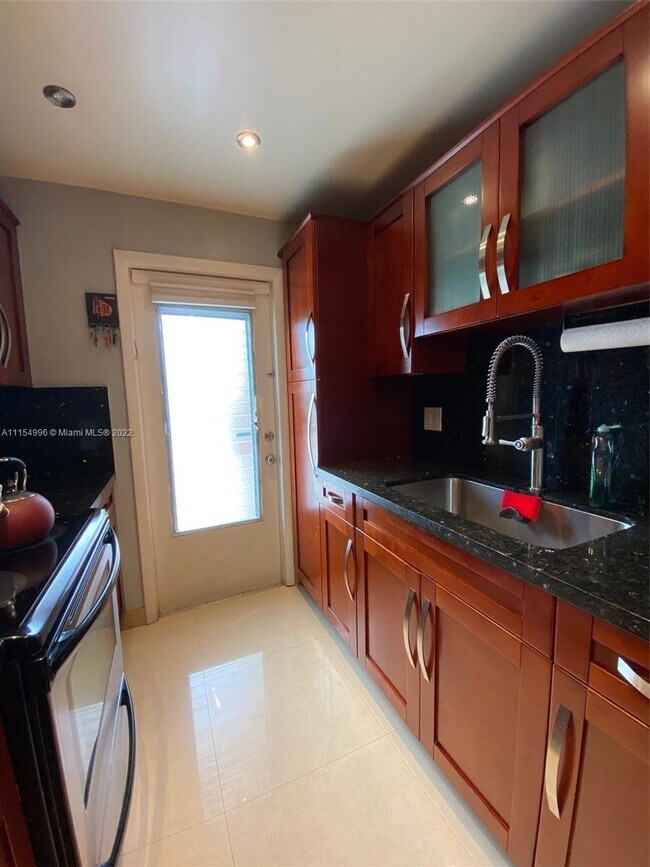 Foto del edificio - 1560 NE 127th St