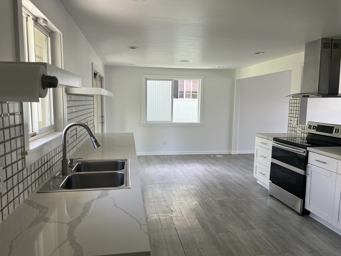 Primary Photo - 2115 W 8th Pl
