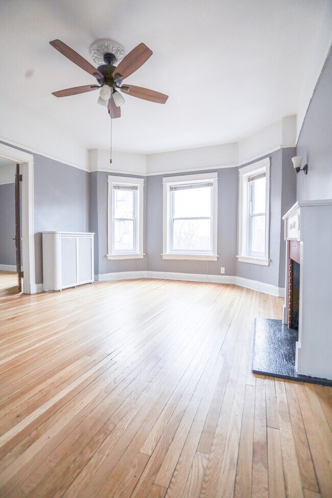 Foto del edificio - 1220 W Leland Ave