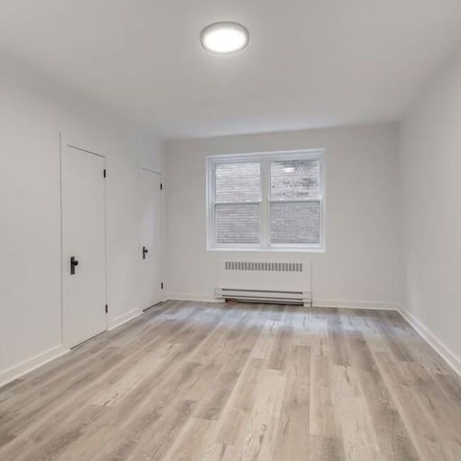 Building Photo - 5830 Ch De La Côte-Saint-Luc