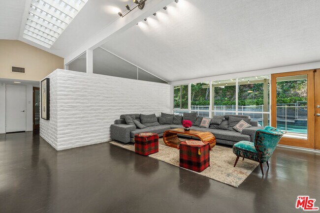 Building Photo - 3641 Woodcliff Rd