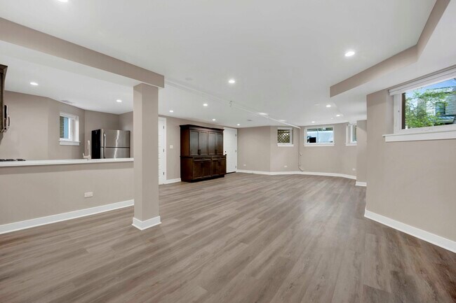 Foto del edificio - 1241 W Newport Ave