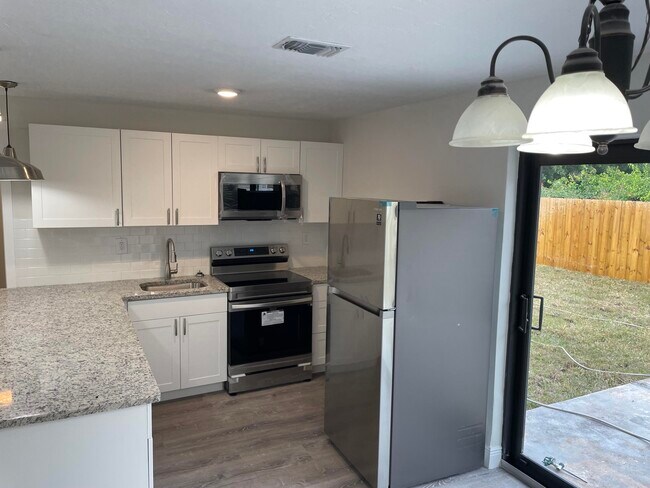 Building Photo - 2078 Bonnie Dr