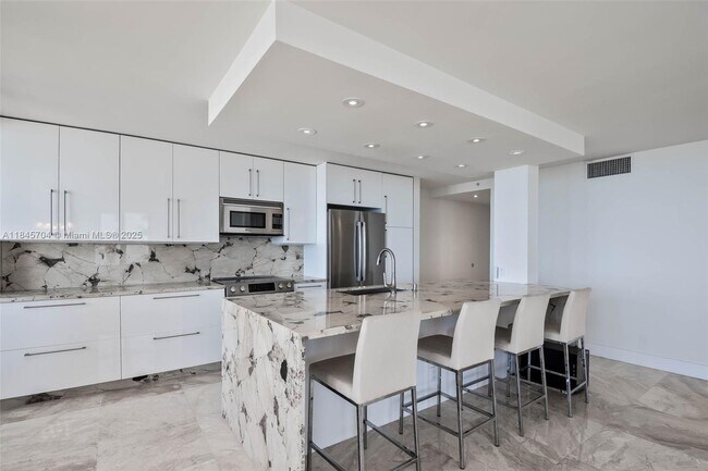 Building Photo - 2555 Collins Ave
