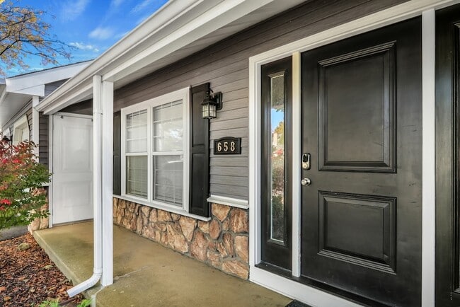 Foto del edificio - 658 White Ct