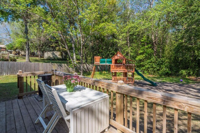 Building Photo - 511 Oak Ave