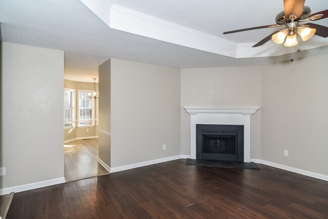 Building Photo - 610 E Lake Cove