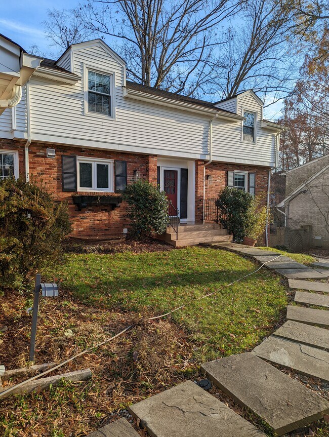 Large Garden Level Apartment - 11211 Willowbrook Dr