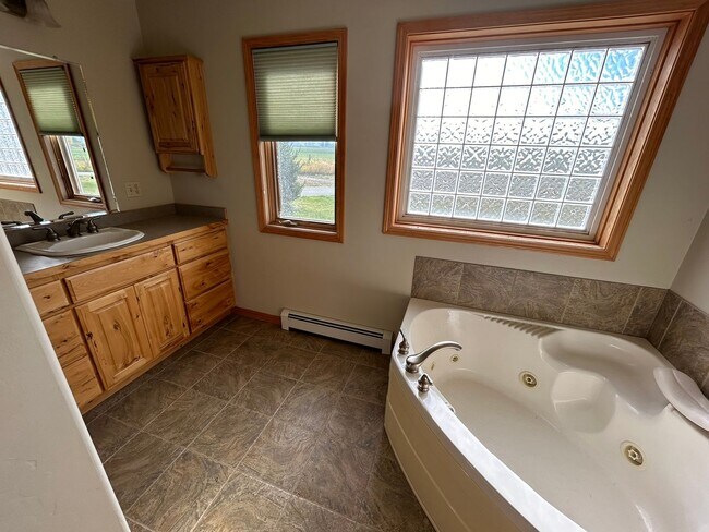 Building Photo - Large home in Corvallis country setting