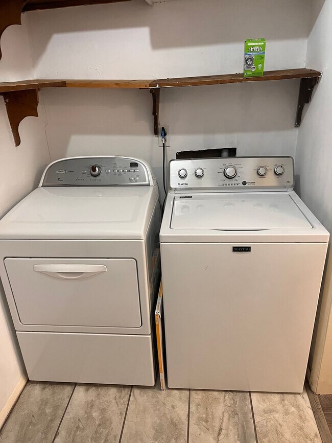 Foto del edificio - 3 bedroom, 2 bath bungalow on huge lot. Country living, but close to I-40, 140 and Wilmington.