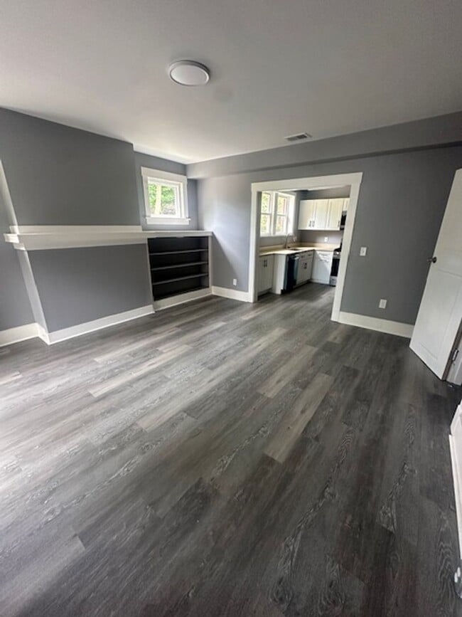 Building Photo - Beautifully Renovated 1-Bedroom Apartment ...