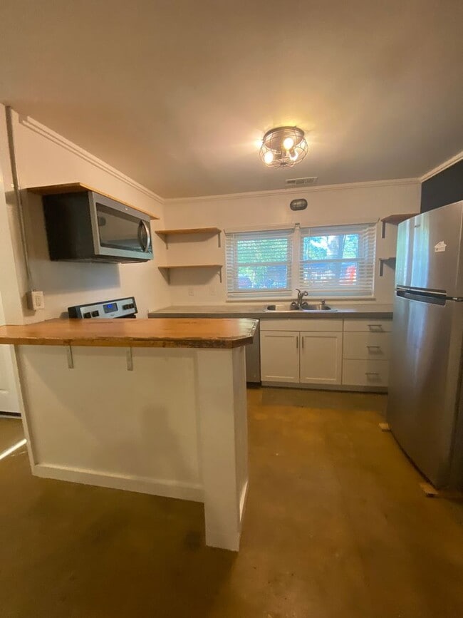 Building Photo - 170 Griffeth St