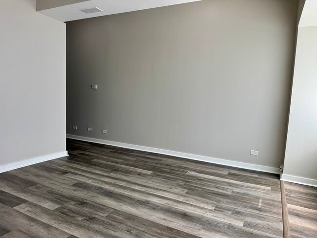 Building Photo - 3712 W Belmont Ave
