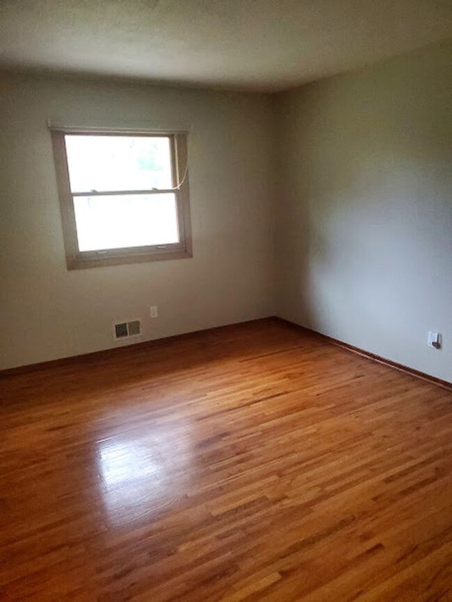 Building Photo - Amazing 4 Bedroom Shorewood Home--3 Garage...