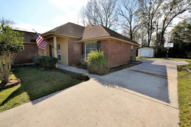 Foto del edificio - Beautifully remodeled! 3 Bedroom 2 Bath Home in Denham Springs