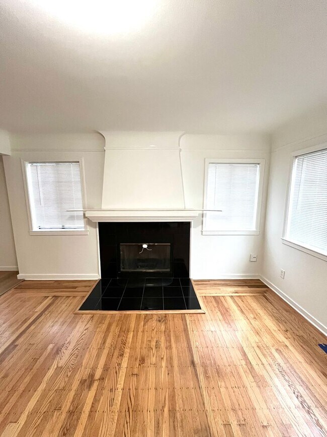 Foto del edificio - Charming 4 Bedroom Home Located in Lomita ...