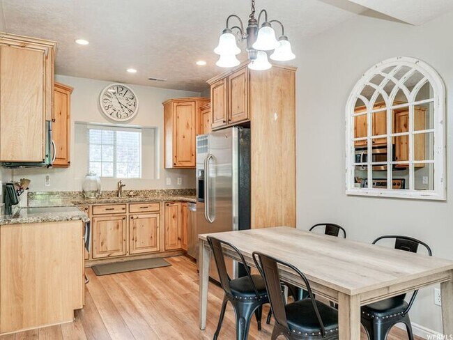 Foto del edificio - Beautiful Riverton Townhome w 1 car garage...