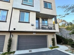 Building Photo - 2498 Solara Ln