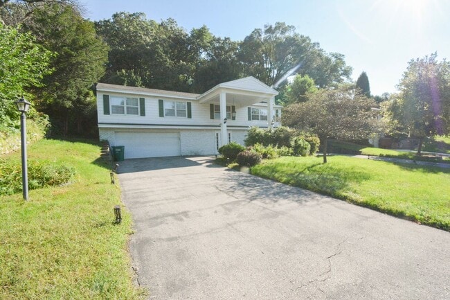 Foto del edificio - 4 Bed, 2 Bath Home for Rent – Unique Desig...