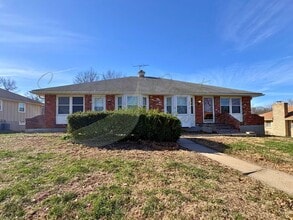 Building Photo - 1404 SW Sunset St