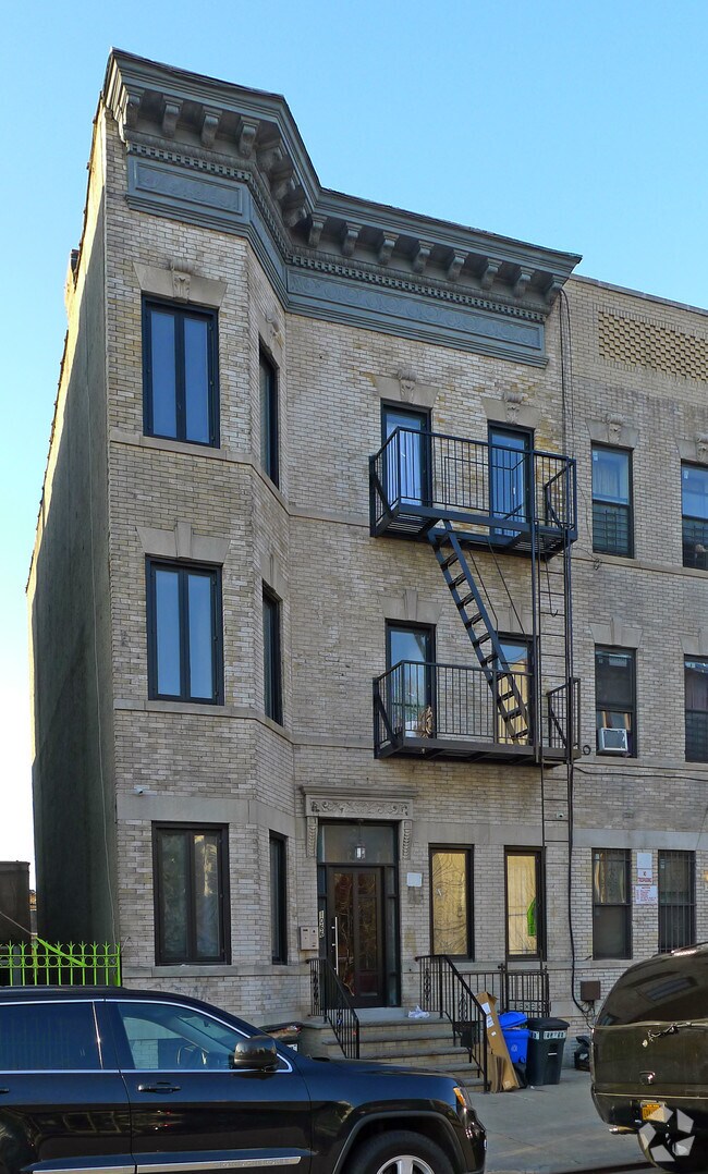 Building Photo - 1066 Putnam Ave