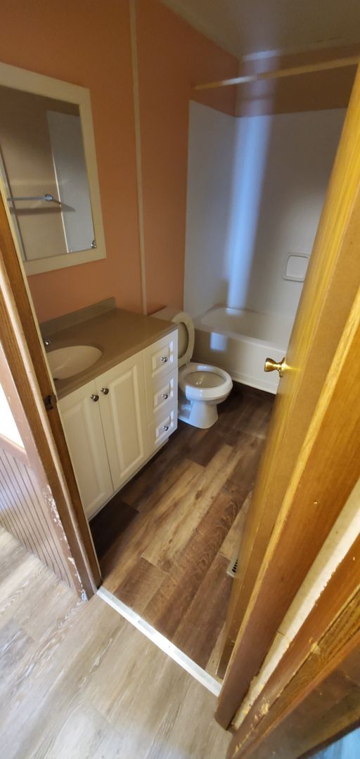 Building Photo - Huntington - 3 BR 2 Bath Home!