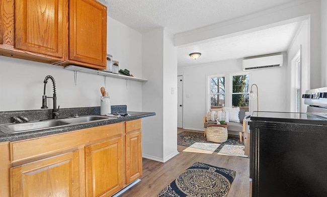 Building Photo - 2 Bedroom 1 Bath Available to Rent for $79...