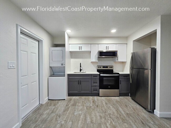 Building Photo - OUTSTANDING DOWNTOWN SARASOTA LOCATION! FU...
