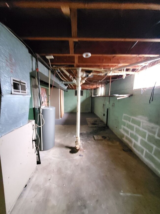 Building Photo - 3 BEDROOM SINGLE FAMILY HOME
