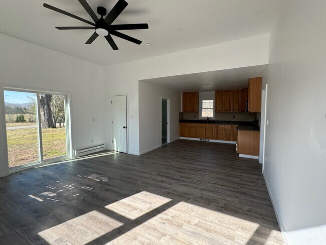 Foto del edificio - 21 Elk Creek Rd