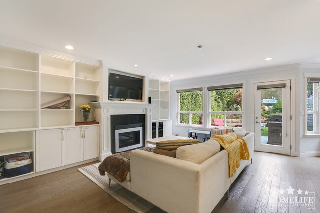 Building Photo - East Beach House, Located a Short Walk to ...