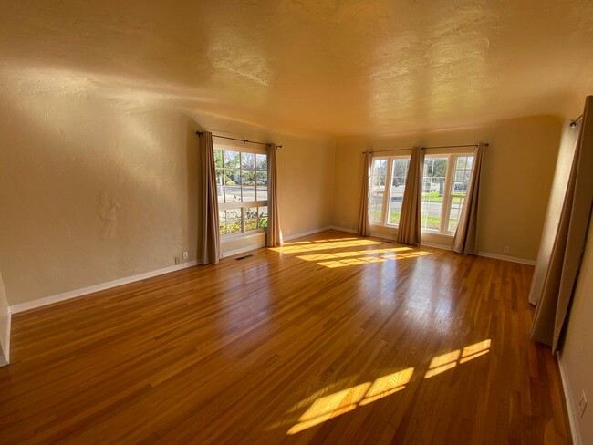 Building Photo - Charming Beverly Glen Home for Rent!