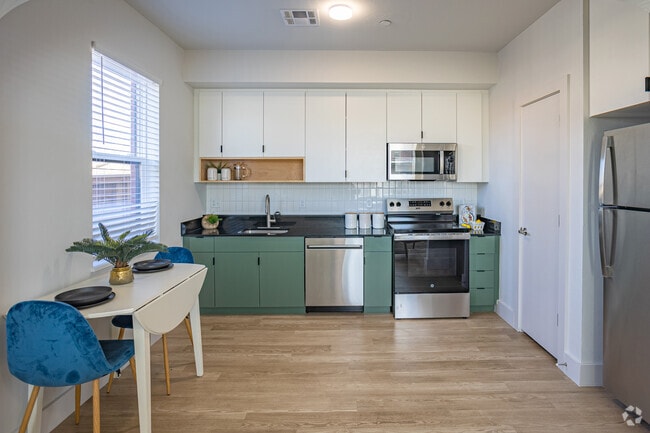 1BR, 1BA - 816SF - Plaza Flats LLC
