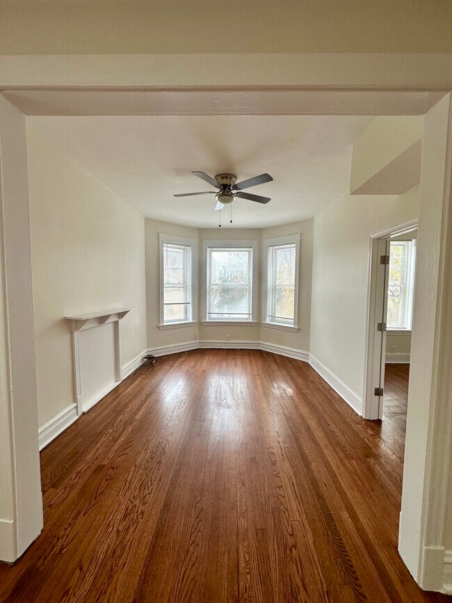 Foto del edificio - 1311 W Foster Ave