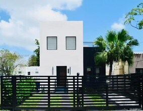 Building Photo - 905 SW 13th Ct