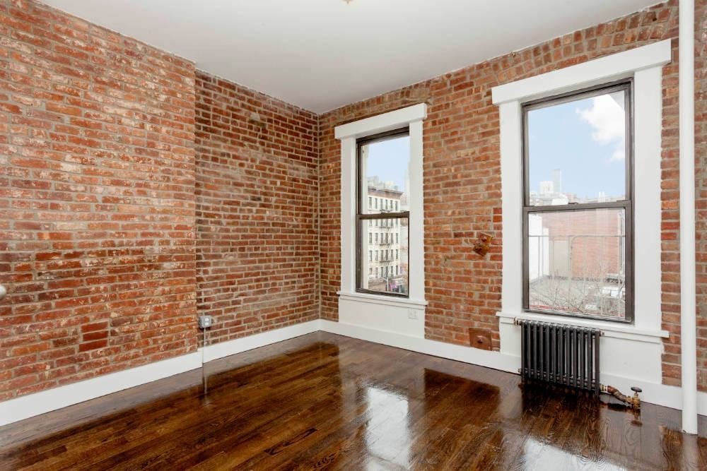 Primary Photo - 207 8TH Ave