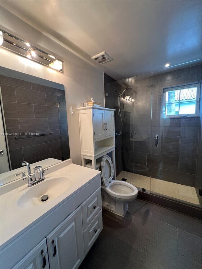 Foto del edificio - 261 Navarre Ave