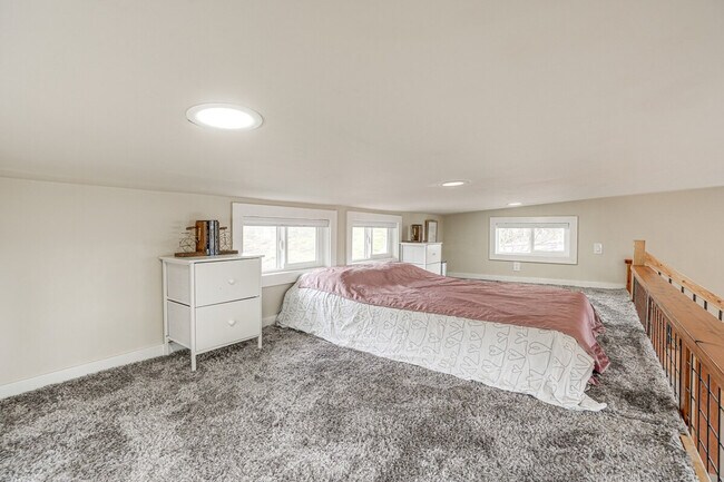 Foto del edificio - 1142 Temple Dr