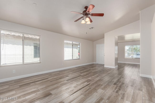 Foto del edificio - 15820 W Monroe St