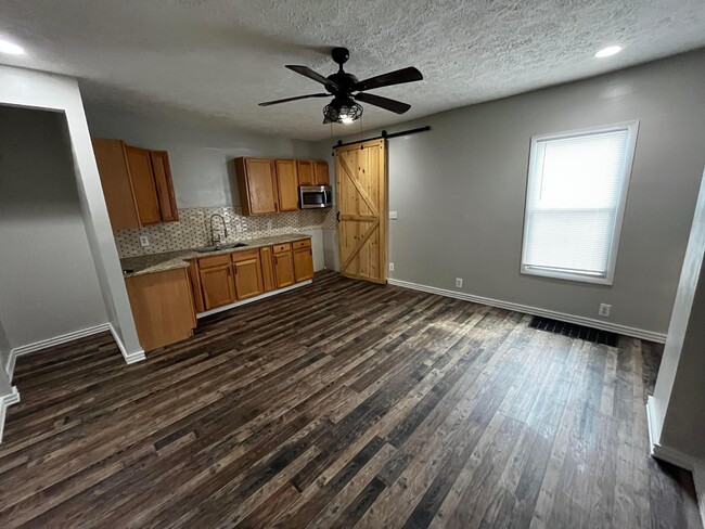 Foto del edificio - 106 S Oakley Ave