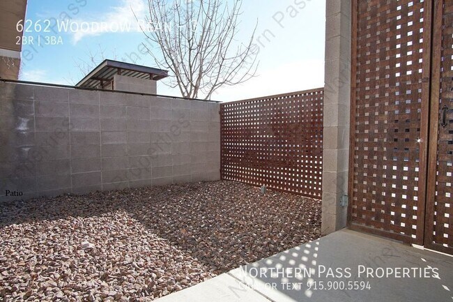 Building Photo - Modern 2 BDR Townhome Near Railroad Dr!