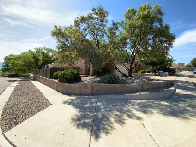 Building Photo - 4 Bedroom Home Available Near Golf Course ...
