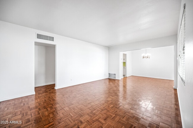 Foto del edificio - 4039 E Cambridge Ave