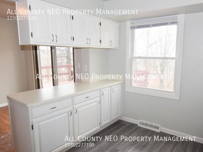 Building Photo - Newly Renovated and Move in Ready!
