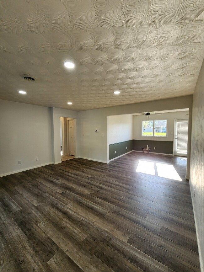 Building Photo - 5477 Country Club Rd