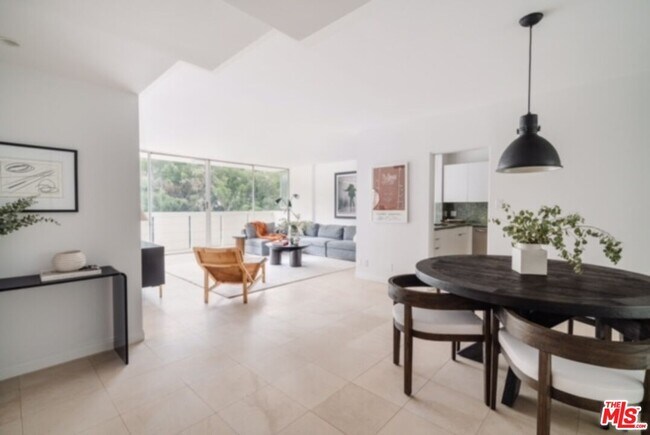 Foto del edificio - 8787 Shoreham Dr