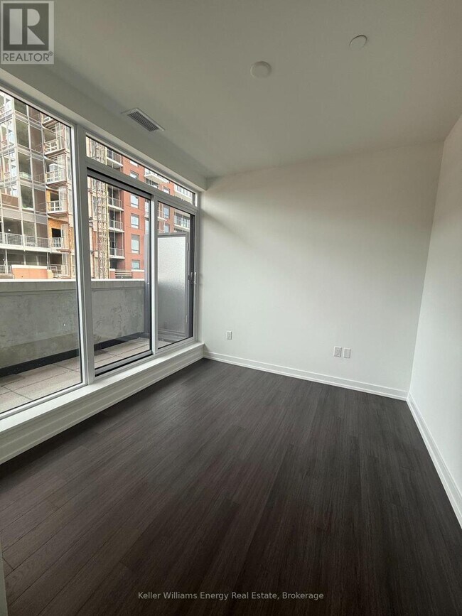 Photo du bâtiment - 4010 Eglinton Ave W