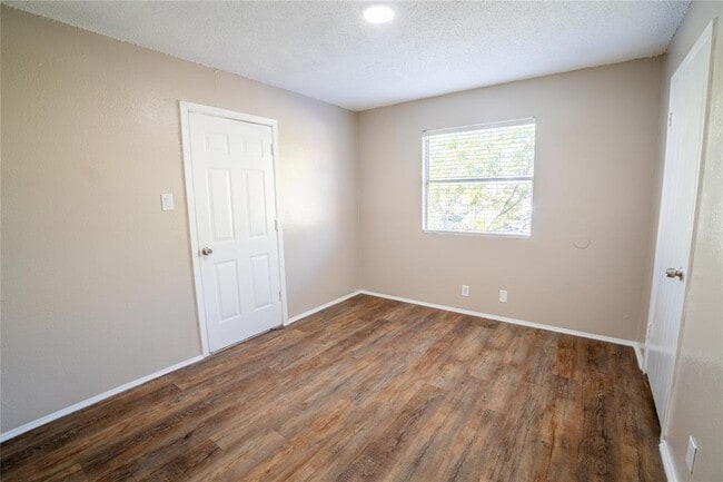 Building Photo - 10211 Brownie Dr