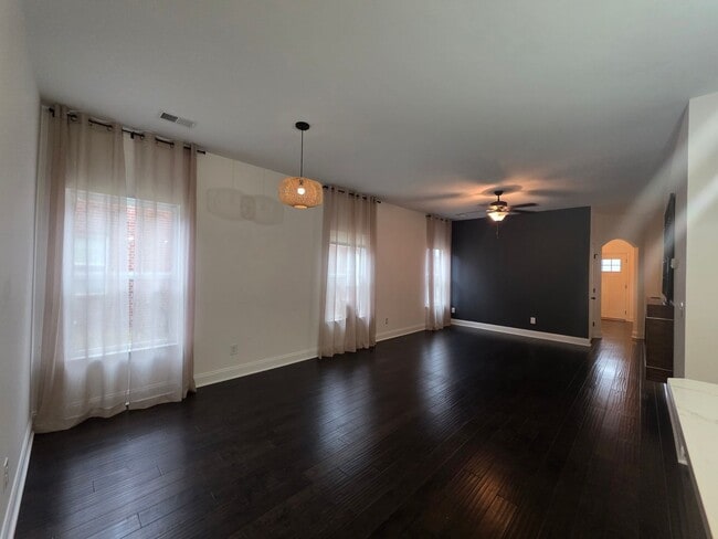 Building Photo - Hendersonville one level villa community amenities included