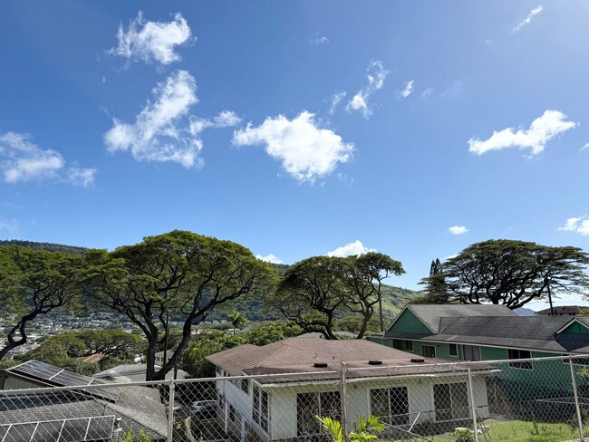 Building Photo - Manoa Valley - 3 bedroom 2.5 bath house w/...